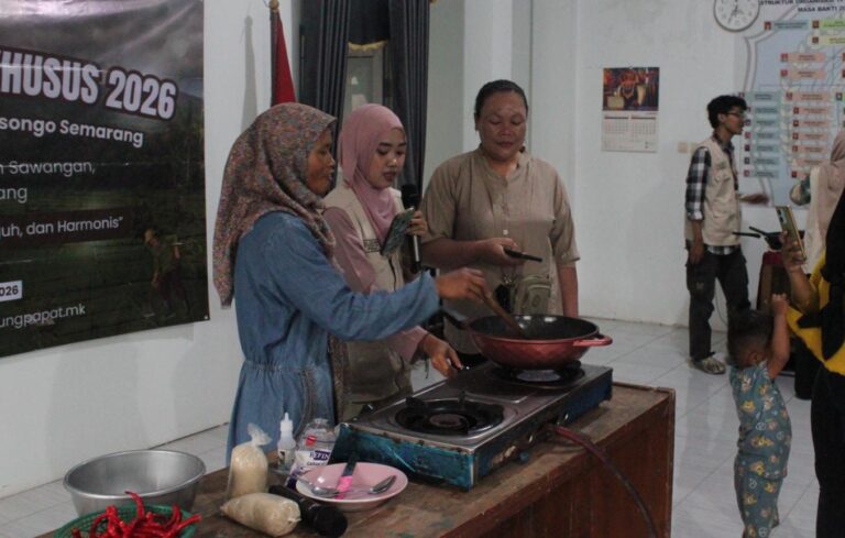 Mahasiswa KKN UIN Walisongo dan ibu-ibu warga mempraktikkan pembuatan saus tomat di atas kompor di Balai Desa Kapuhan Magelang.