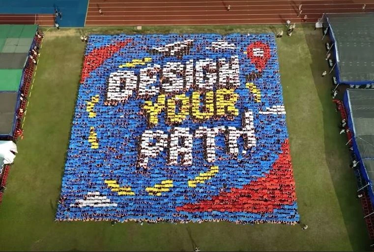 Pemandangan udara 3.600 mahasiswa baru Undip membentuk formasi mozaik bertuliskan Design Your Path di Stadion Undip Tembalang saat puncak ODM 2026.