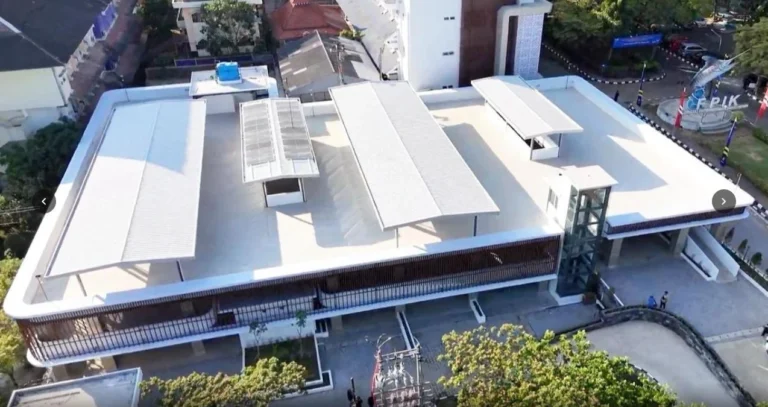 Tampilan udara Gedung Parkir UNDIP berlantai tiga dengan kapasitas 930 motor yang berlokasi di kompleks FPIK dan FKM Semarang.