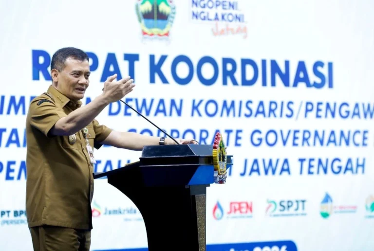 Gubernur Jawa Tengah Ahmad Luthfi berpidato memberikan instruksi tegas dalam rapat koordinasi dan evaluasi BUMD Jateng di Semarang.