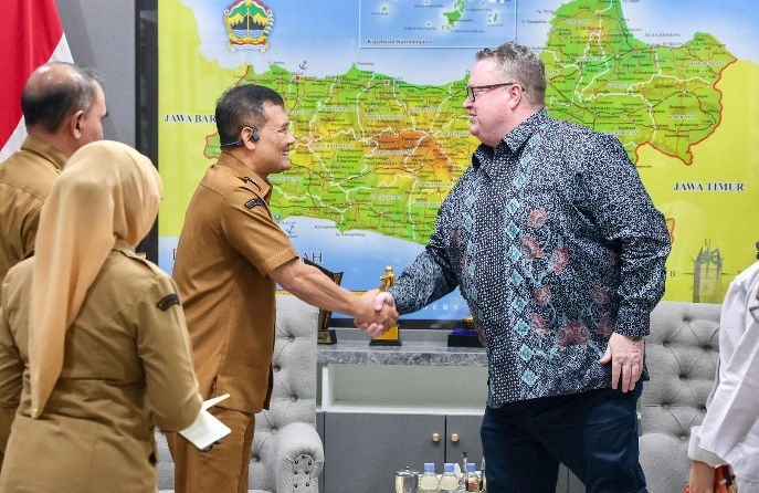 Gubernur Jawa Tengah Ahmad Luthfi berjabat tangan dengan Chairman Pure Battery Technologies (PBT) Stephen Wilmot usai membahas rencana investasi pabrik baterai KEK Batang di ruang kerja berlatar peta Jawa Tengah.