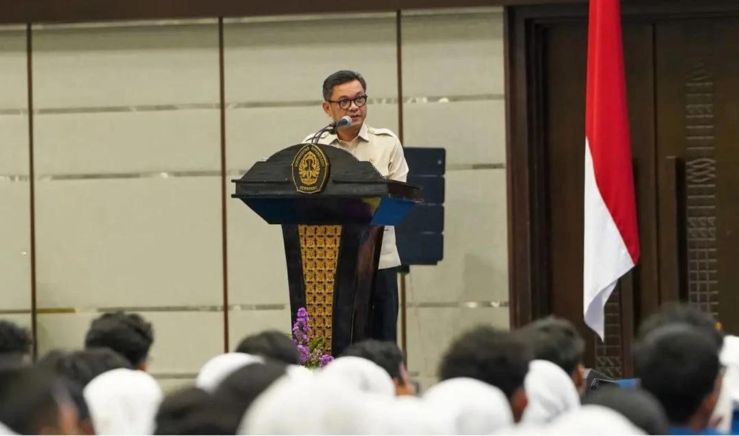 Gubernur Lemhannas RI Ace Hasan Syadzily berpidato di mimbar memberikan peringatan tentang filter kebangsaan dan literasi digital Gen Z kepada ribuan mahasiswa baru pada acara PMB UNDIP 2026 di Semarang.