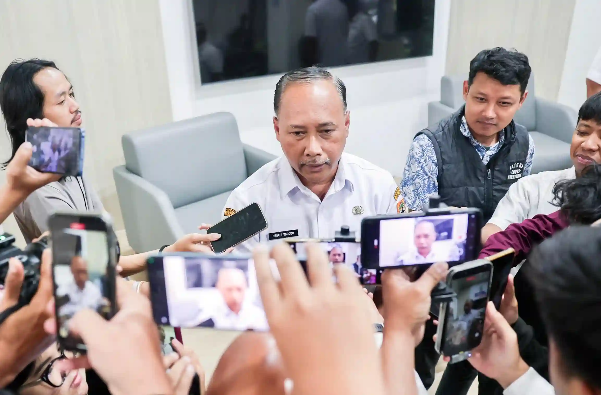 Pelaksana Harian Kepala Dinas Sosial Jawa Tengah Isriadi Widodo memberikan keterangan pers kepada wartawan mengenai usulan tujuh tokoh asal Jateng sebagai Calon Pahlawan Nasional 2026.