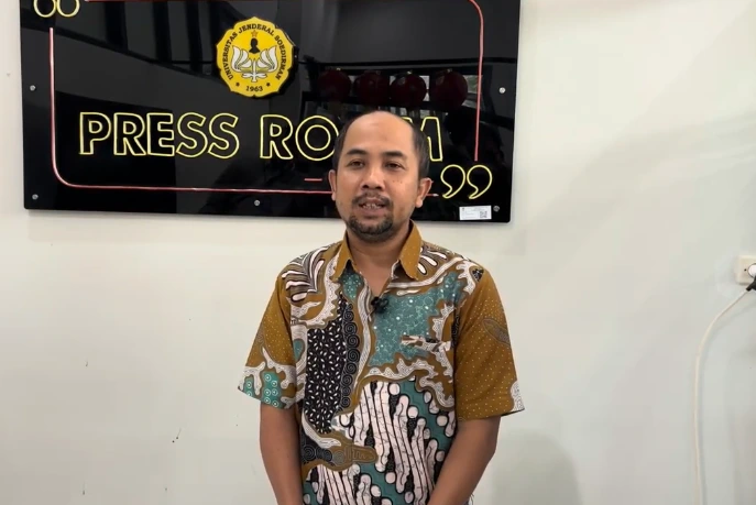 Juru Bicara Unsoed Edi Santoso memberikan keterangan resmi di Press Room Universitas Jenderal Soedirman terkait kepastian layanan akademik pasca OTT KPK.