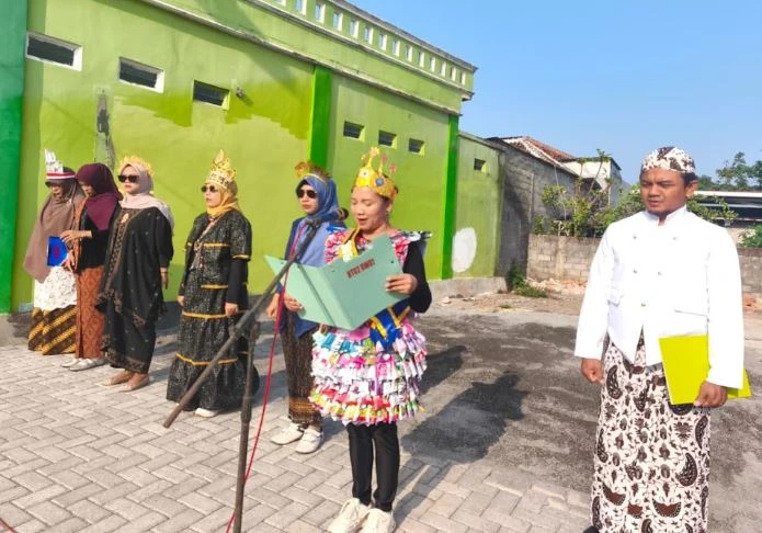 Potret upacara unik HUT RI ke-81 di Kampung Gang Presiden Puntan saat emak-emak Semarang membacakan UUD 1945 menggunakan kostum daur ulang sampah.