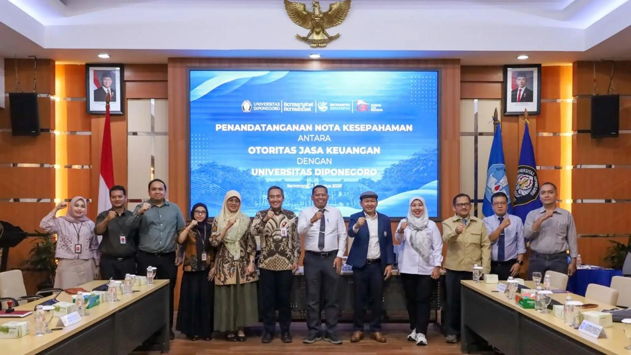Jajaran pimpinan OJK Jateng dan Rektor UNDIP Semarang berfoto bersama usai penandatanganan MoU peningkatan literasi keuangan OJK guna mencegah penipuan keuangan di Kampus UNDIP Tembalang.