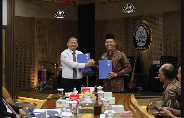 Rektor Undip Prof Suharnomo dan Kepala BBGTK Jateng Darmadi berjabat tangan memegang dokumen kesepakatan kerja sama untuk meningkatkan kualitas pendidikan Jawa Tengah di kampus Undip Semarang.
