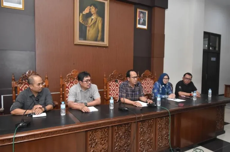 Suasana konferensi pers pimpinan rektorat yang memberikan penjelasan terkait nasib Jalur Mandiri Unsoed pasca-skandal korupsi rektor di Gedung Rektorat.