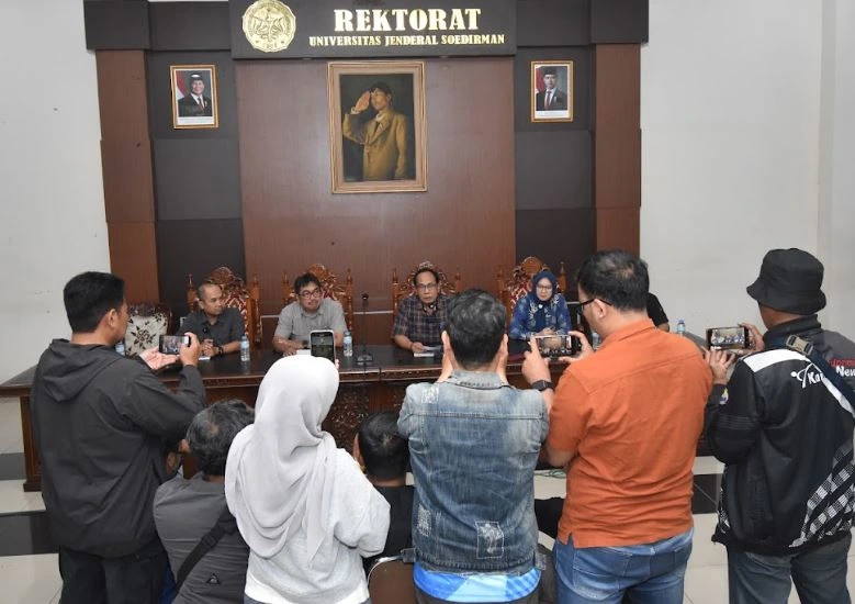 Suasana konferensi pers pimpinan Universitas Jenderal Soedirman (Unsoed) di hadapan awak media terkait kasus rektor Unsoed tersangka KPK di Gedung Rektorat, Purwokerto.