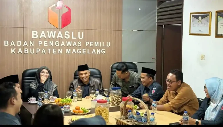 Anggota Bawaslu RI Lolly Suhenty berdiskusi hangat dengan jajaran pimpinan Bawaslu Kabupaten Magelang di ruang rapat kantor setempat terkait pengawasan partisipatif.
