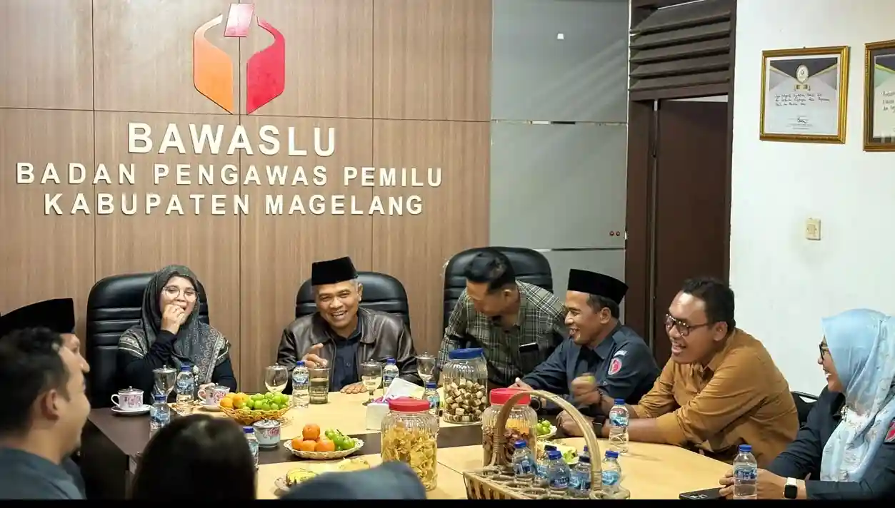 Anggota Bawaslu RI Lolly Suhenty berdiskusi hangat dengan jajaran pimpinan Bawaslu Kabupaten Magelang di ruang rapat kantor setempat terkait pengawasan partisipatif.
