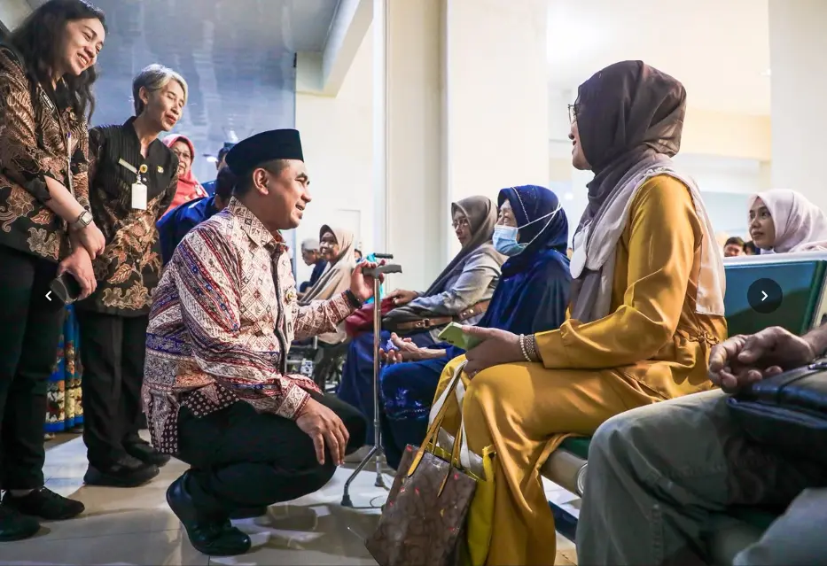 Wakil Gubernur Jawa Tengah Taj Yasin Maimoen berjongkok ramah menyapa seorang pasien ibu-ibu saat meninjau layanan fast track RSUD Moewardi Surakarta.