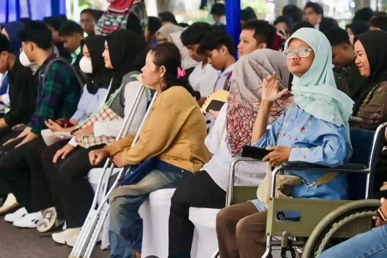 Sejumlah pencari kerja penyandang disabilitas duduk mengantre bersama pelamar umum di area Job Fair Disnakertrans Semarang yang menyediakan ribuan lowongan kerja Jateng 2026.