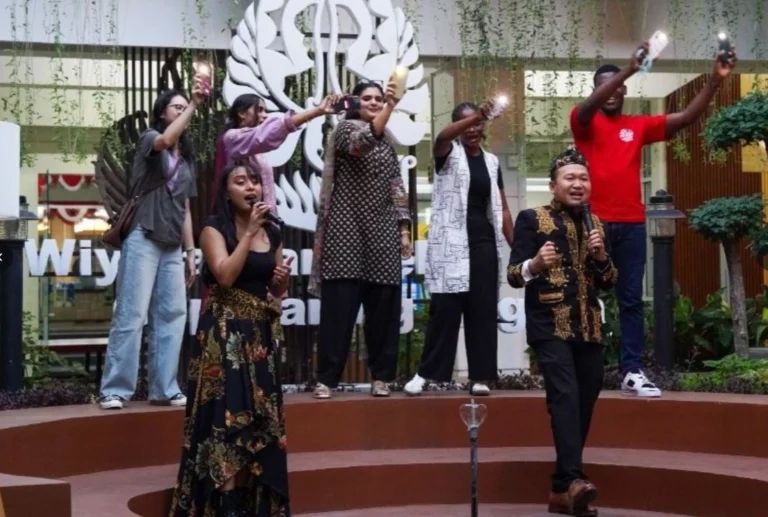 Mahasiswa asing nyanyi dangdut dan lagu pop Indonesia sambil menyalakan senter ponsel di atas panggung lomba 17 Agustus Undip.