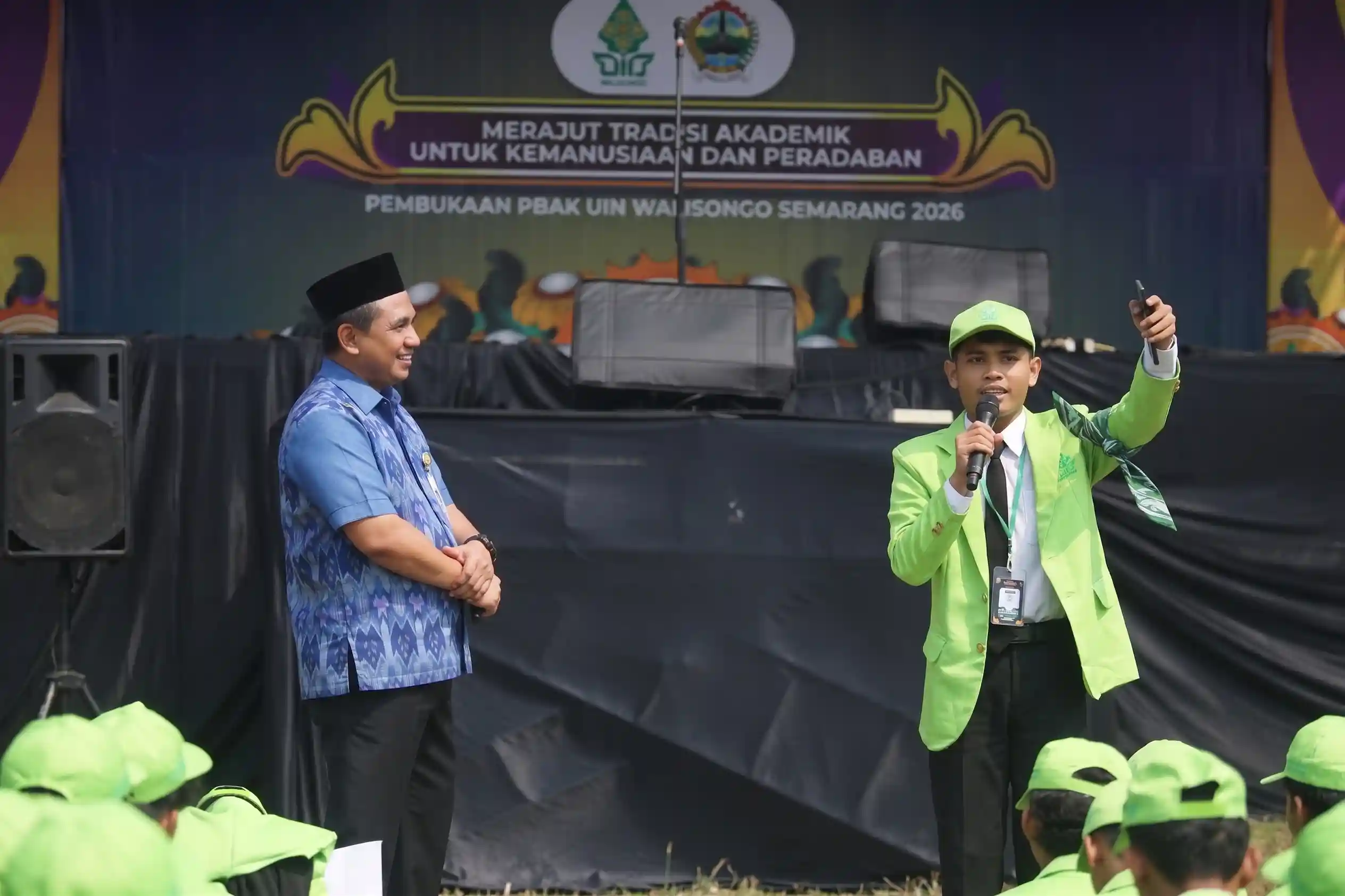 Mahasiswa baru UIN Walisongo Semarang menyoroti isu gaji guru honorer Jateng saat berdialog langsung dengan Wagub Taj Yasin Maimoen di PBAK 2026.