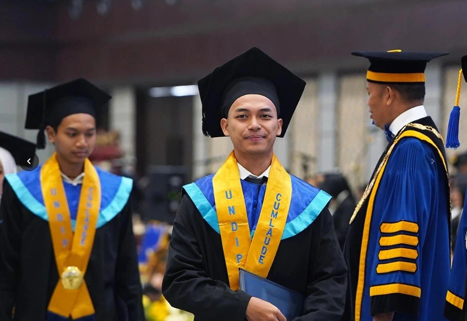 Potret Smile Alza Fauzi, mahasiswa KIP Kuliah Undip asal Boyolali, mengenakan toga wisuda cumlaude sebelum memulai karir di program Magang Bakti BCA 2026.