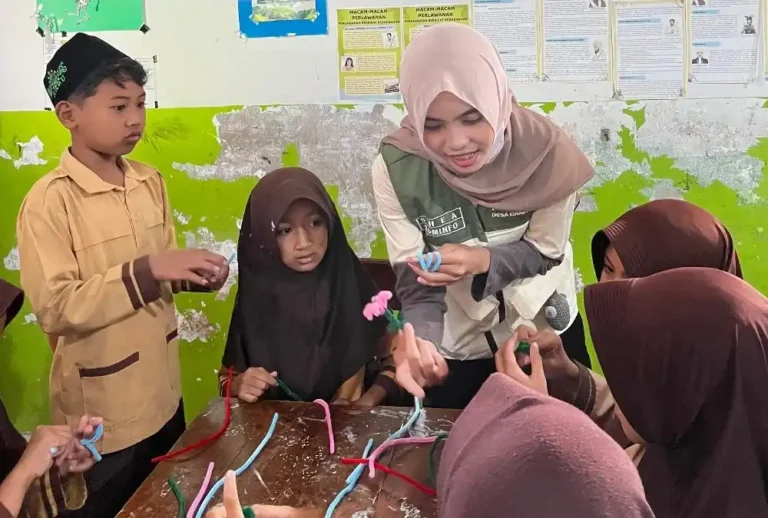 Mahasiswa KKN UIN Walisongo mendampingi siswa MI NU Candirejo membuat kerajinan kawat bulu sebagai pendekatan kreatif meredam bibit perundungan anak.