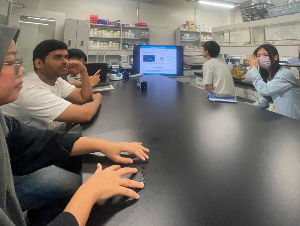 Mahasiswa Unsoed beserta peserta internasional lainnya sedang menyimak presentasi riset di dalam fasilitas laboratorium mutakhir University of Fukui Jepang.