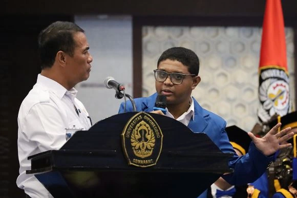 Menteri Pertanian Andi Amran Sulaiman mendengarkan dengan saksama keluhan mahasiswa baru Undip terkait harga beras mahal di atas mimbar.