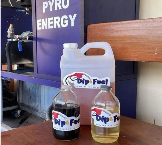 Tiga sampel minyak pirolisis sampah plastik berlabel Dip Fuel hasil inovasi Undip di depan mesin Pyro Energy.