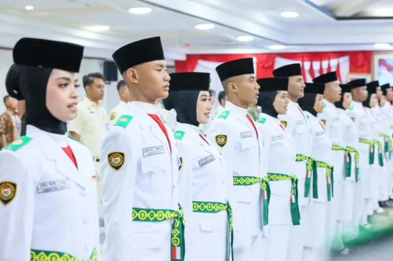 Barisan anggota Paskibraka Jateng 2026 mengenakan PDU putih dan kendit hijau berdiri tegap siap bertugas pada Upacara HUT ke-81 RI