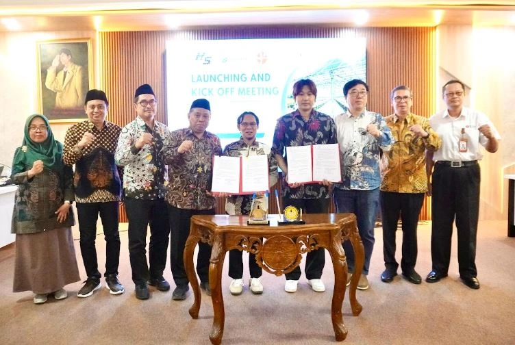 Rektor Unsoed, perwakilan BRIN, dan perwakilan Lumitech Korea memegang dokumen kesepakatan saat meluncurkan penerapan teknologi PLTS saluran irigasi di Gedung Rektorat Unsoed.
