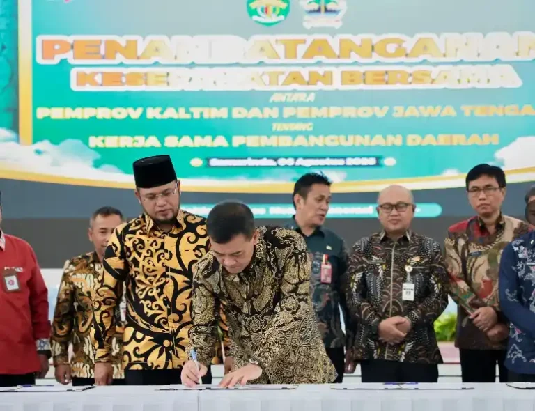 Gubernur Jawa Tengah Ahmad Luthfi dan Gubernur Kalimantan Timur Rudy Mas'ud menandatangani dokumen kerja sama ekonomi Jateng Kaltim senilai Rp20,2 triliun berlatar belakang spanduk acara di Samarinda.