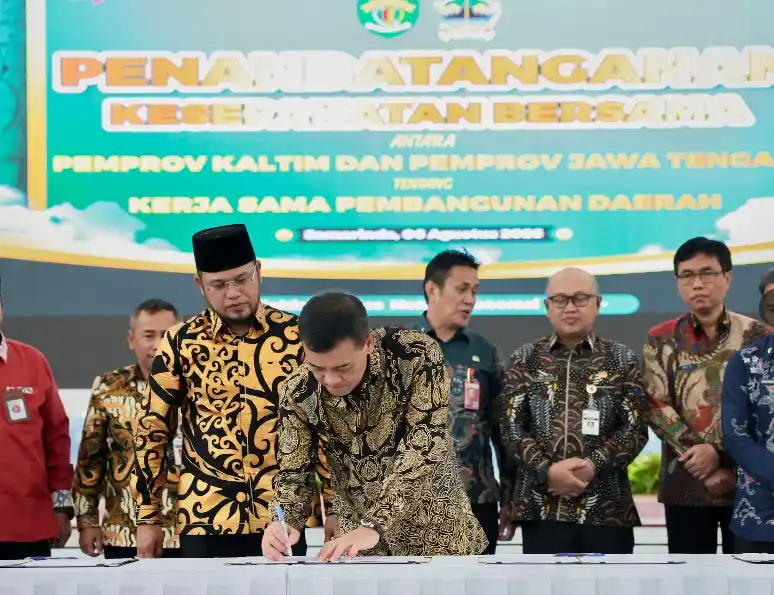 Gubernur Jawa Tengah Ahmad Luthfi dan Gubernur Kalimantan Timur Rudy Mas'ud menandatangani dokumen kerja sama ekonomi Jateng Kaltim senilai Rp20,2 triliun berlatar belakang spanduk acara di Samarinda.