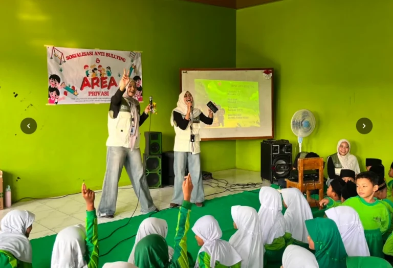 Nanda Lesmana Dewi dan Siti Fatimah memandu sesi edukasi anti bullying dan pengenalan area privasi tubuh kepada siswa MI NU Candirejo.