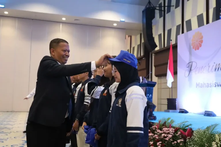Rektor Undip Prof Suharnomo tersenyum hangat saat melepaskan topi secara simbolis dari perwakilan mahasiswa KKN Undip yang berdiri berjajar dalam acara Gelar Karya di Muladi Dome Semarang.