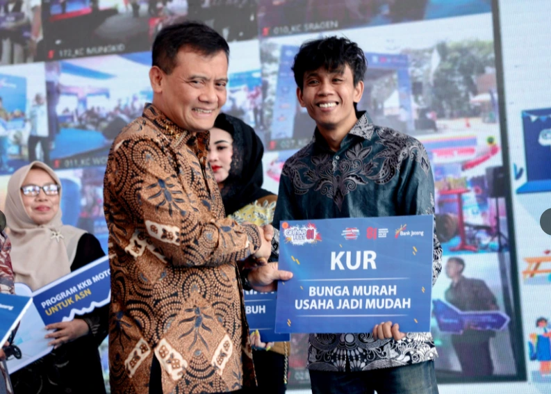 Gubernur Jawa Tengah Ahmad Luthfi menyerahkan secara simbolis penyaluran kredit KUR Bank Jateng kepada perwakilan debitur UMKM dalam acara Gebyar Fest 81 di Semarang.