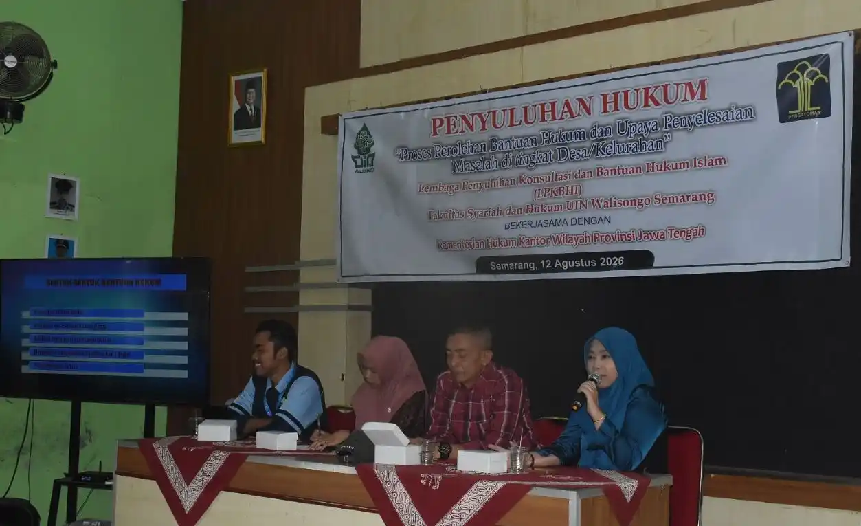 Sekretaris LPKBHI Dr. Novita Dewi Masyithoh memberikan materi penyuluhan cara mendapat bantuan hukum gratis untuk masyarakat desa.