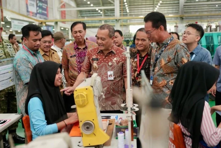 Gubernur Ahmad Luthfi berdialog dengan pekerja pabrik, merepresentasikan tingginya penyerapan tenaga kerja dan investasi yang memacu pertumbuhan ekonomi Jawa Tengah pada momen perayaan HUT ke-81 Jateng.