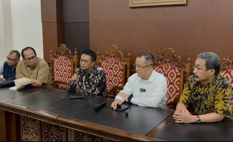 PLT Rektor Unsud Prof Ali Rokhman memegang mikrofon memberikan keterangan pers bersama Plt Sekjen Kemdiktisaintek Prof Badri Munir Sukoco.