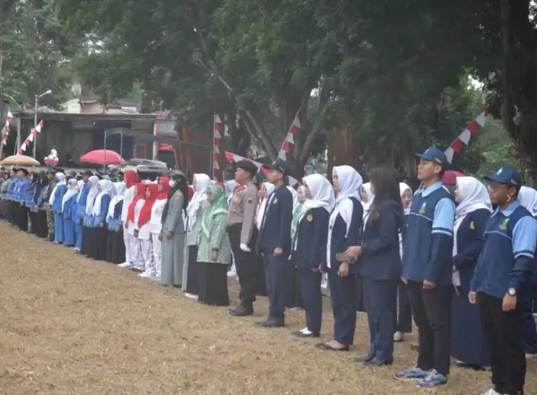 Mahasiswa KKN UIN Walisongo Semarang mengenakan jas almamater berdampingan dengan aparat dan warga saat mengikuti upacara HUT ke-81 RI di Lapangan Tlogo Kecamatan Tuntang sebagai wujud nasionalisme pemuda desa.