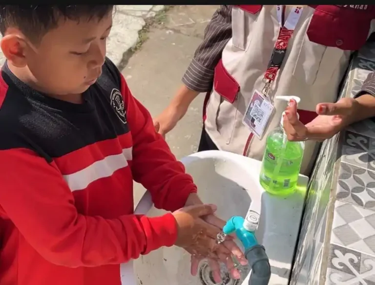 Siswa SD Samban 02 mempraktikkan tata cara cuci tangan yang benar menggunakan sabun dan air mengalir dengan pendampingan mahasiswa KKN UIN Walisongo.