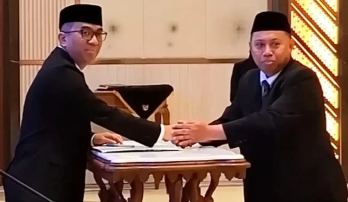 Momen jabat tangan pelantikan yang melengkapi ulasan profil Rektor Unsoed Prof Akhmad Sodiq bersama Mendiktisaintek di Jakarta.