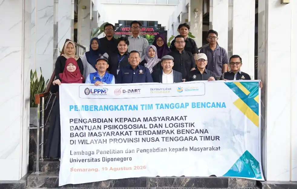 Relawan Undip dari tim D-DART berfoto bersama Rektor Prof Suharnomo memegang spanduk pemberangkatan misi bantuan psikososial dan logistik untuk korban gempa Flores NTT di depan Gedung Widya Puraya.