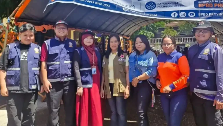 Tim garda depan Relawan Undip dari D-DART berkoordinasi dengan petugas BPBD Provinsi NTT di bawah tenda darurat pascagempa Flores.