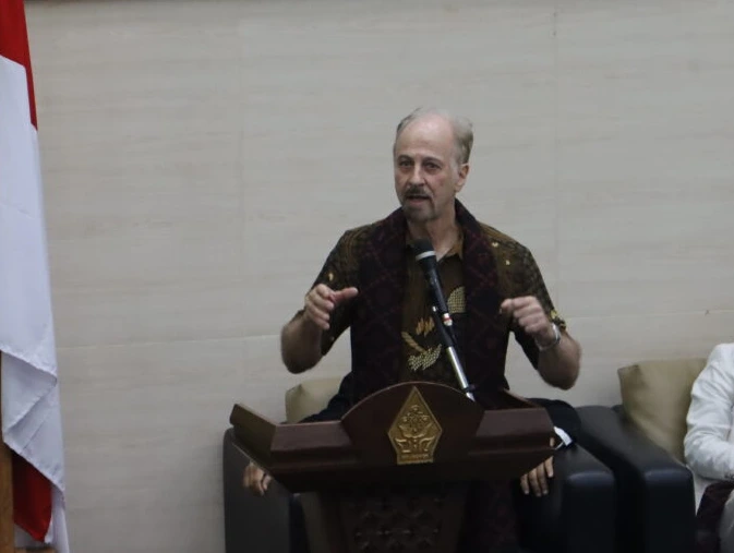 Prof. Dr. Robert W. Hefner mengenakan kemeja batik saat memaparkan materi tentang kekuatan sosial ormas Islam NU dan Muhammadiyah dalam seminar internasional di mimbar Pascasarjana UIN Walisongo Semarang.