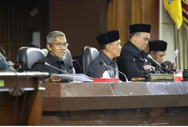 Sekda Jateng Sumarno berkacamata mewakili Pemprov Jateng duduk di meja sidang dalam Rapat Paripurna DPRD Jateng di Gedung Berlian Semarang.