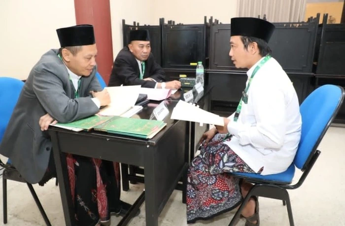 Seorang peserta santri mengikuti ujian wawancara dan tes kemampuan baca kitab kuning di hadapan penguji dalam rangkaian seleksi Beasiswa Pesantren Obah Jawa Tengah 2026 yang diselenggarakan oleh LFSP Jateng.