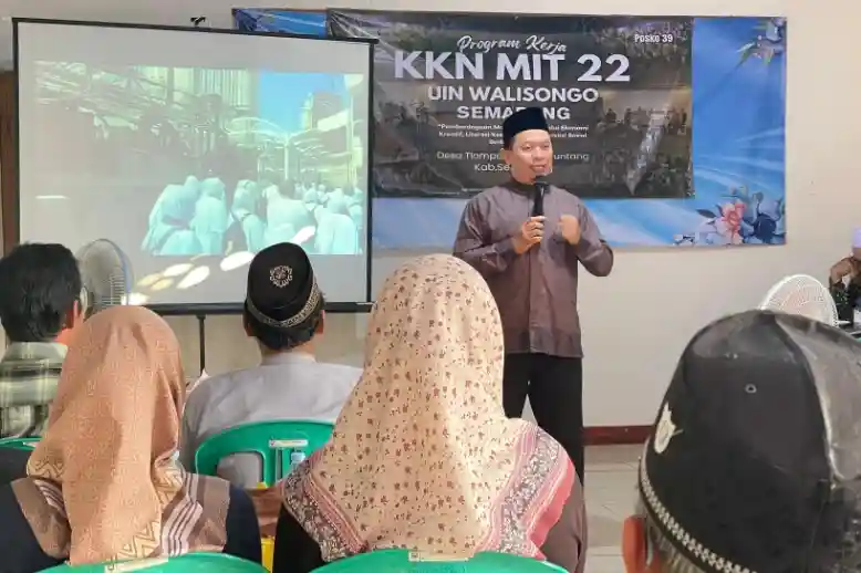 Joko Winasso dari Biro Dewanta Noor Amanah memberikan materi panduan memilih travel umroh yang kredibel dalam seminar edukasi KKN MIT 22 UIN Walisongo Posko 39 di hadapan puluhan warga Desa Tlompakan.