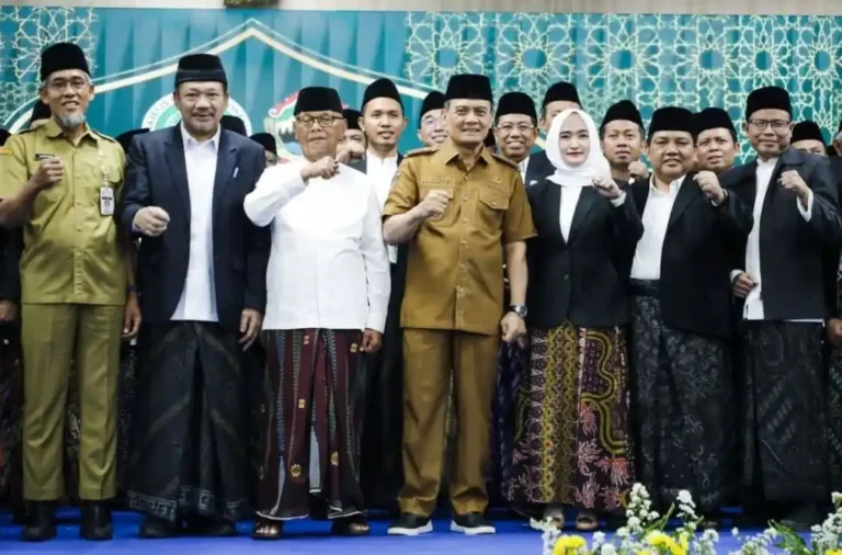 Gubernur Jawa Tengah Ahmad Luthfi berfoto bersama jajaran Pengurus MUI Jateng 2026-2031 dengan pose mengepalkan tangan tanda komitmen usai pelantikan di Gedung Gradhika Bhakti Praja Semarang.