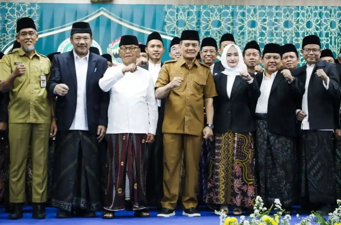 Gubernur Jawa Tengah Ahmad Luthfi berfoto bersama jajaran Pengurus MUI Jateng 2026-2031 dengan pose mengepalkan tangan tanda komitmen usai pelantikan di Gedung Gradhika Bhakti Praja Semarang.