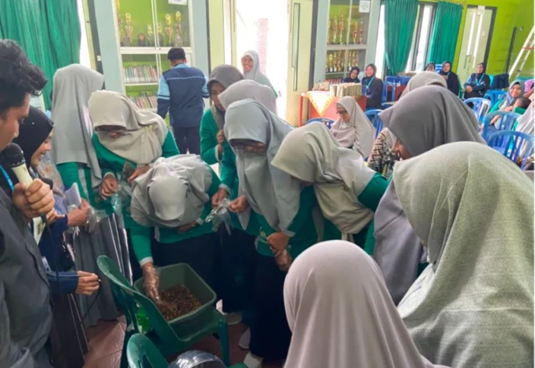 Ibu-ibu PKK Desa Gondowangi mengamati langsung contoh budidaya maggot skala rumahan dalam Sosialisasi Desa Nol Sampah oleh KKN UIN Walisongo di Magelang.