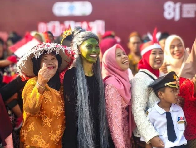 Potret keceriaan emak-emak Semarang mengenakan kostum nyentrik Mak Lampir dan pakaian adat dalam upacara unik HUT RI ke-81 di Kampung Gang Presiden Puntan.