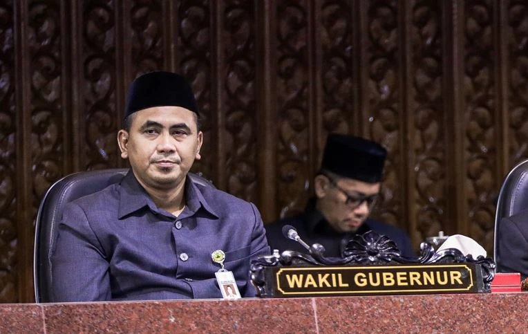 Wakil Gubernur Jawa Tengah Taj Yasin Maimoen duduk di kursi pimpinan dalam Rapat Paripurna DPRD Jateng membahas pembentukan dana cadangan Pilgub Jateng 2029.