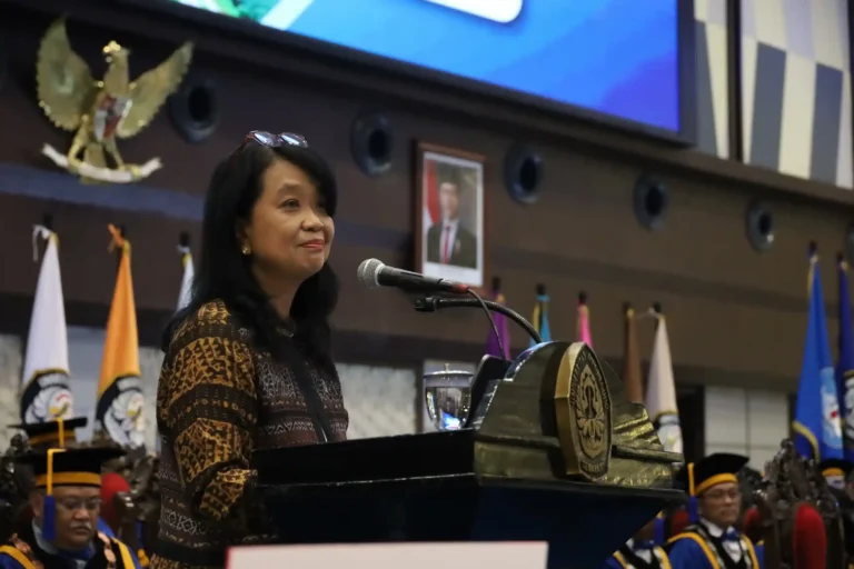 Wakil Menteri PU Diana Kusumastuti memberikan kuliah tamu peringatan antikorupsi dari mimbar Universitas Diponegoro kepada mahasiswa baru Undip