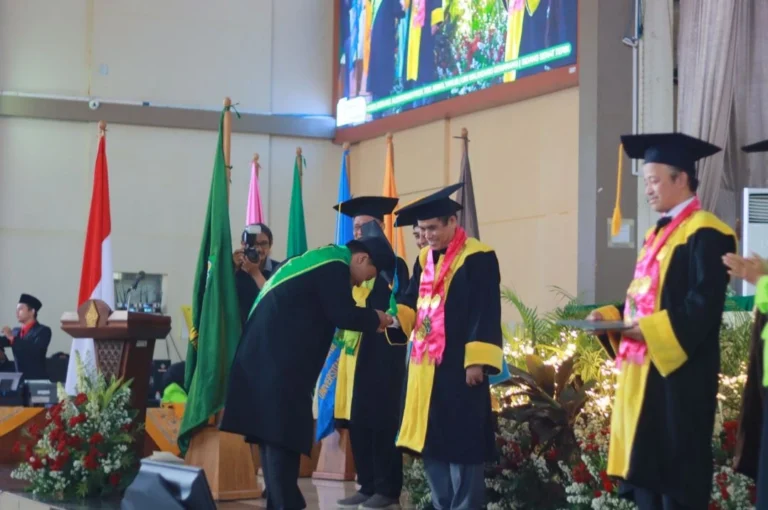 Wisudawan terbaik UIN Walisongo menunduk takzim saat bersalaman dengan Rektor di atas panggung prosesi kelulusan Auditorium Kampus 3.